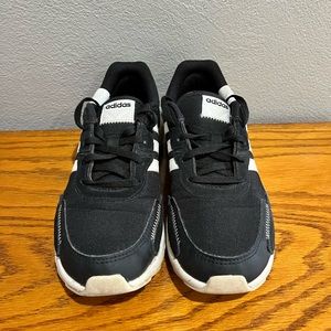 Womens size 7 1/2 Adidas sneaker.